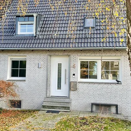 Ruhiges Und Citynahes Dachgeschoss-nest Apartman